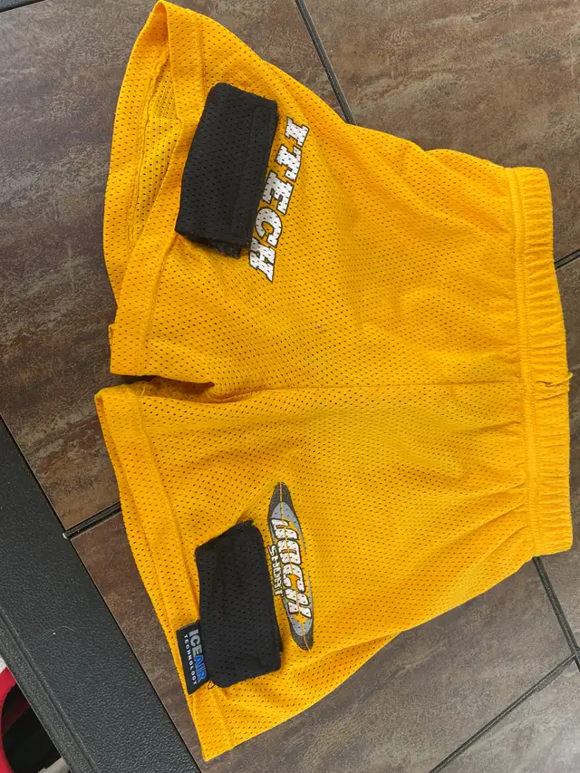 Youth hockey equipment in Hockey in Edmonton - Image 2