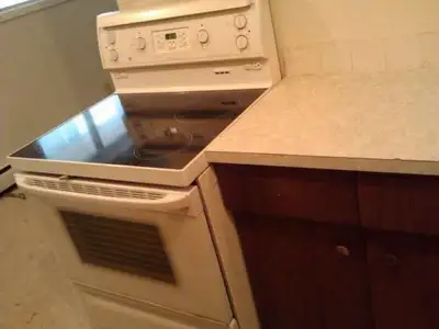 RENOVATED ROOMS and SUITES, MacEwan, OLIVER, Downtown Bach suite $780 to 820/m, includes heat and wa...