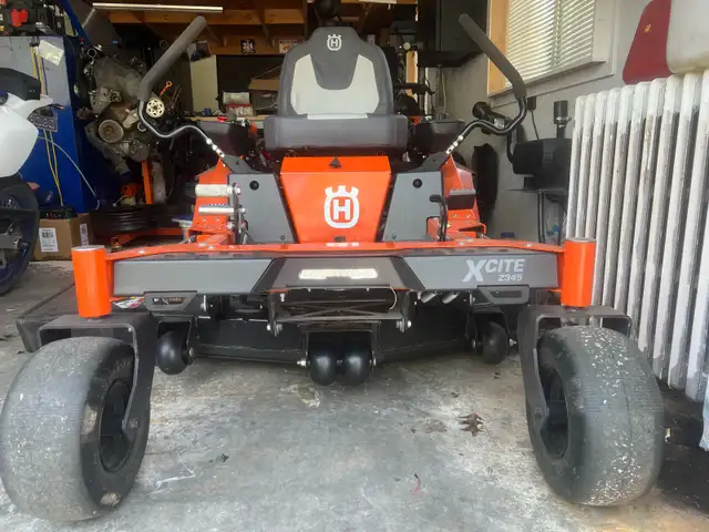 husqvarna z345 zero turn in Lawnmowers & Leaf Blowers in Trenton - Image 2