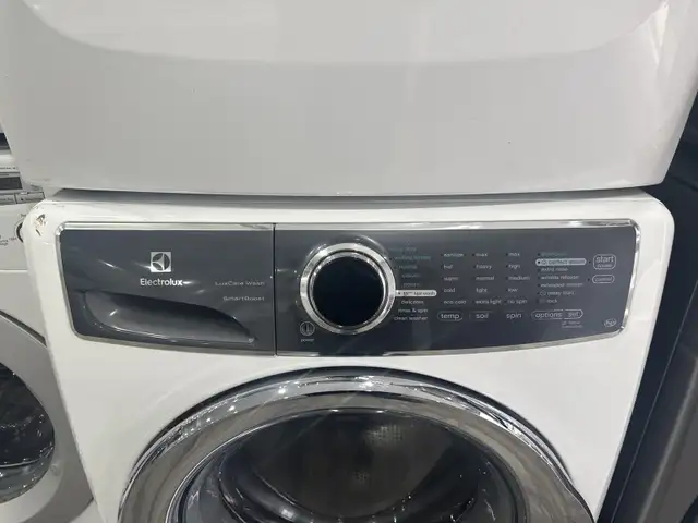 27 inch Electrolux front load washer dryer combo in Washers & Dryers in Hamilton - Image 3