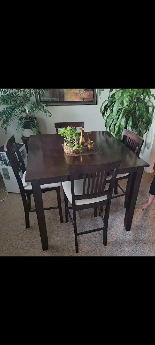 Dining Table with 4 Chairs in Dining Tables & Sets in Sarnia - Image 2