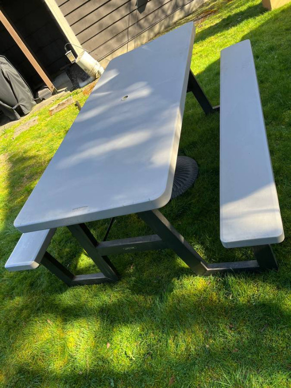 Folding picnic table set with sun umbrella for sale in Patio & Garden Furniture in Vancouver - Image 3