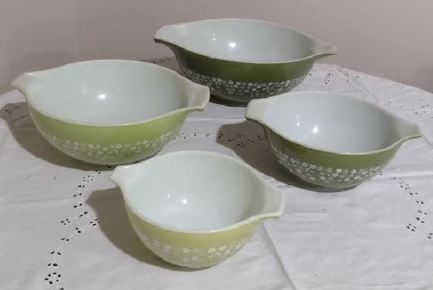 Pyrex Spring Blossom Crazy Daisy nesting bowls in Kitchen & Dining Wares in City of Toronto - Image 2
