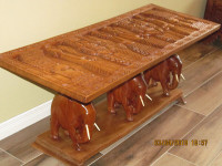 Tables avec éléphants, coffres -  art africain (Nigéria)