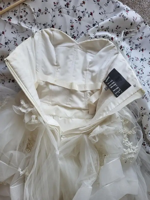 Vera Wang Wedding Dress (size 2) in Wedding in Ottawa - Image 8