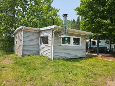 À VENDRE SEULEMENT Belle roulotte avec rallonge et remise (3 saisons). Prix demandé : 17 900 $ (négo...