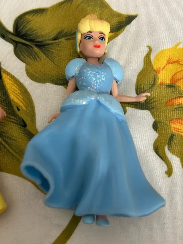 6 Disney Princesses Lot with Rubber Dresses in Toys in Oshawa / Durham Region - Image 8