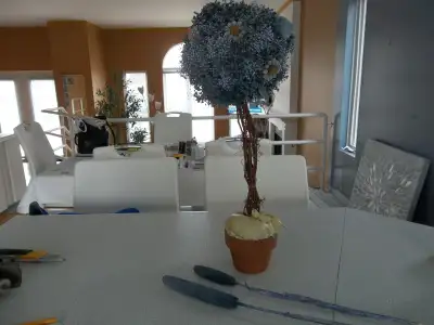 Jolie topière bleue dans un pot avec 2 cocottes, pour décoration, 21 po de haut avec le pot. Très or...