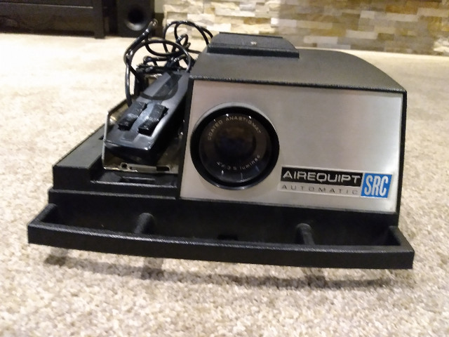 - AIREQUIPT SRC AUTOMATIC 2X2 SLIDE PROJECTOR in Cameras & Camcorders in Winnipeg - Image 2