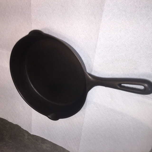RARE  -  FINDLAY CANADA NO 6 CAST IRON PAN in Arts & Collectibles in Belleville - Image 2