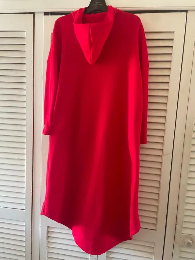 Léger manteau long rouge in Women's - Tops & Outerwear in City of Montréal - Image 6