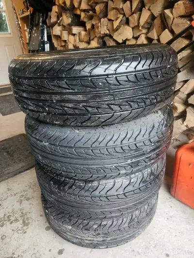 Je vends cet ensemble de quatre pneus Nankang 195/65R15 NON NÉGOCIABLE Pour des détails Appeler Dona...