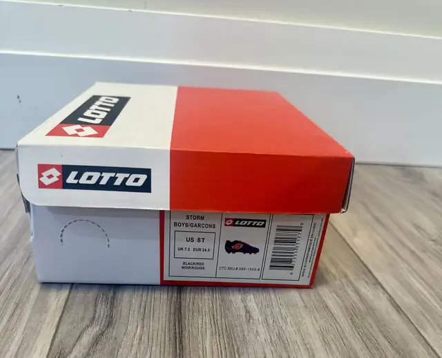 Toddler Soccer Cleats Size 8T in Soccer in London - Image 5