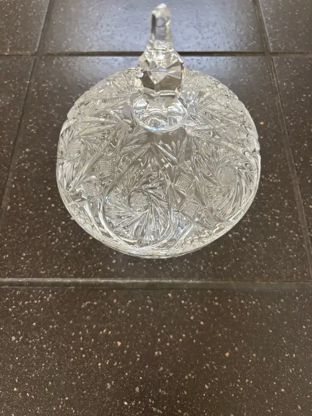 VINTAGE Pinwheel Crystal Dish/Bowl & Lid - Bol & Couvercle  in Arts & Collectibles in City of Montréal - Image 2