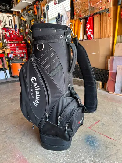Callaway 9.5 “ 6 divider cart bag in very good condition. No rips - all zippers work