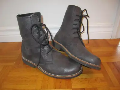 ROOTS Ladies Boots, View more