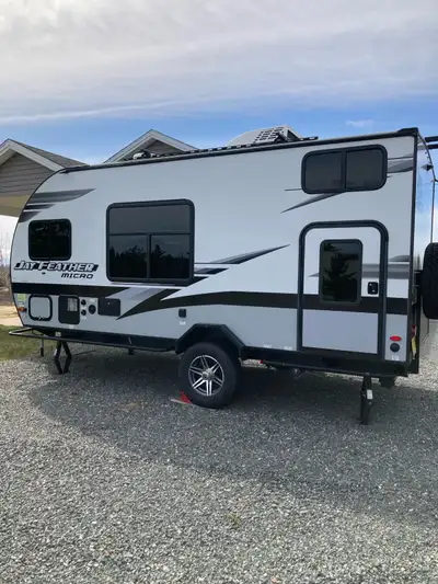 2022 Jayco Jay Feather Micro 171BH, Excellent condition. Full Solar Package.