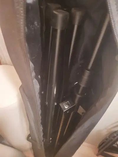 2 Passive 250wt speakers excellent condition, 325wt amp in perfect working condition, tripods are ne...