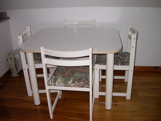 Table et 4 chaises dans Mobilier de salle à manger et cuisine  à Granby