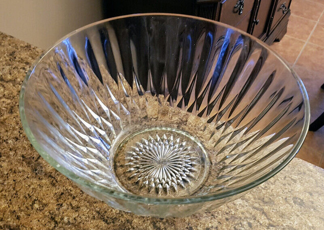 Large glass punch bowl 13" diameter in Kitchen & Dining Wares in Ottawa - Image 2