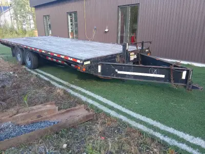 Treleur de 20 pieds Kerr 2007 poids 1640 kg avec 10 atache boulle adjustable. 2pouce 5/16 .essieux 8...