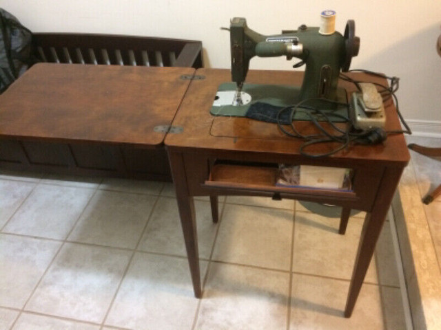 1956 Dressmaster Rotary Sewing Machine/Stand Vintage White Brand in Hobbies & Crafts in Oakville / Halton Region - Image 3