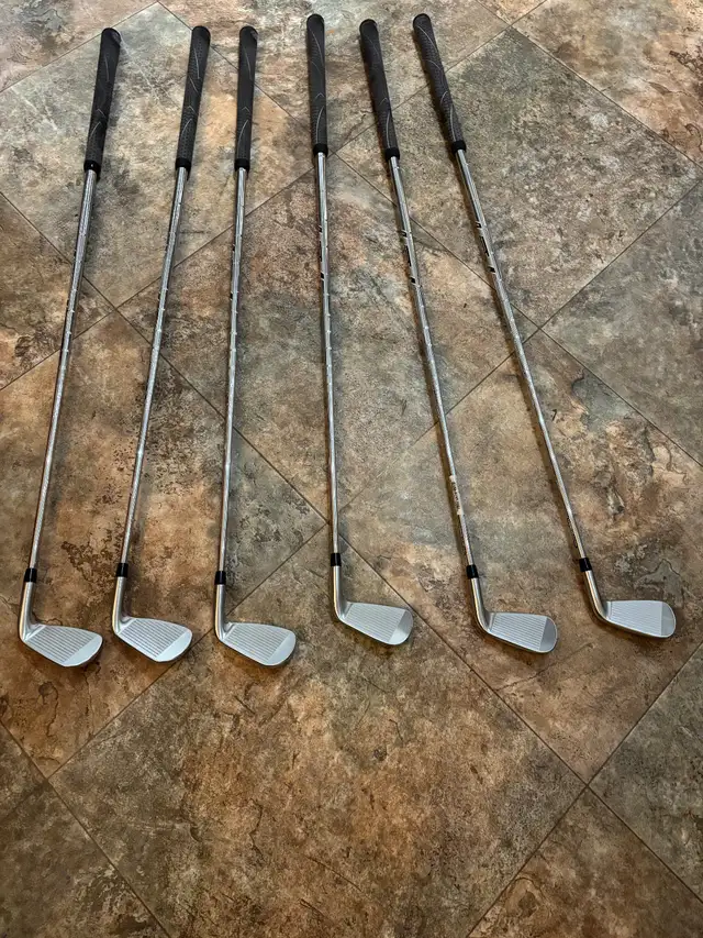 Titleist T200 PW to 5 Iron Set LEFT Hand in Golf in Sudbury - Image 5