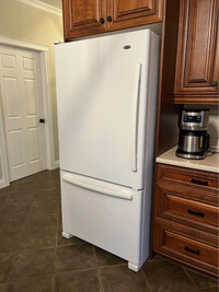 White fridge and freezer 32.5” wide 33” Kenmore Amana. Excellent