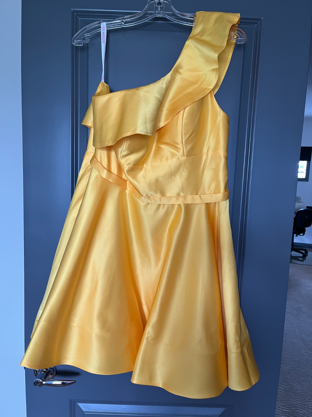 Yellow A-line one shoulder cocktail/GRAD DRESS - 12-14 in Women's - Dresses & Skirts in Calgary - Image 9
