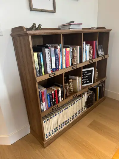 This beautiful scribed oak bookcase is in excellent condition with no damage, and it’s the perfect a...