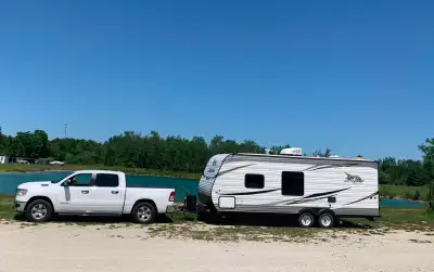 Excellent condition 2019 Jayco Jay Flight SLX 224BH travel trailer. Ideal for families and road trip...