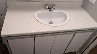 Lavabo de salle de bain avec robinet Bélanger, View more