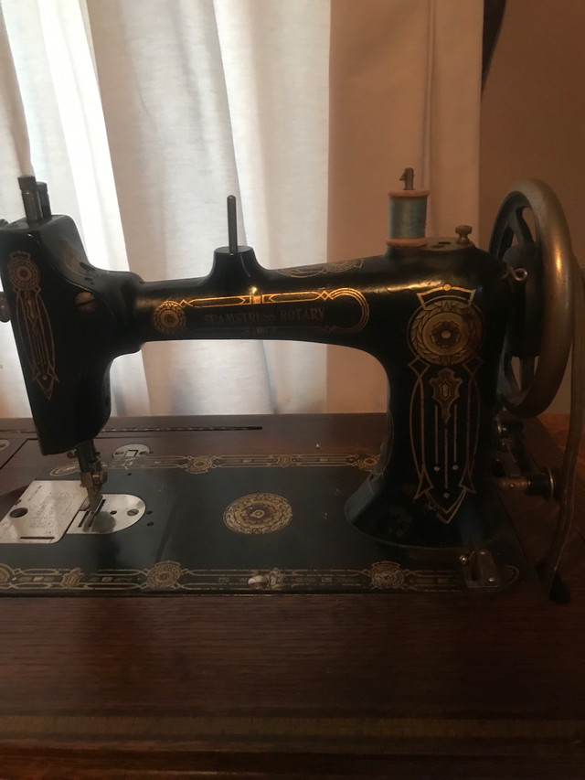 Antique Sewing Machine  in Other Tables in Belleville - Image 2