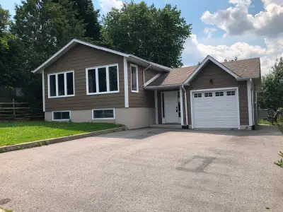Main Floor Unit For Lease. All Utility Included. - Location, Location! Barrie South Ardagh area, One...