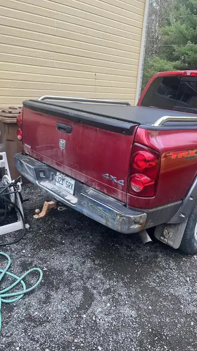 Dodge ram sxt 2008 4 portes 5.7 litres 153000 kilo bon état mécanique mais la boîte a du vécu peut p...