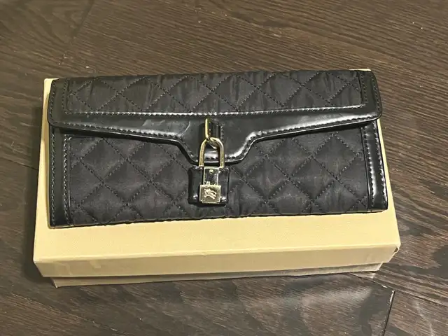 Burberry quilted wallet in Women's - Bags & Wallets in Mississauga / Peel Region - Image 2
