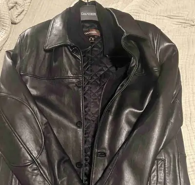 Mens medium DANIER leather jacket w/ zipper & buttons, elbow pads. Comes w/ Danier hanger bag. Worn...