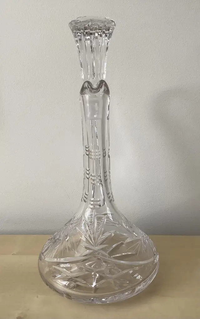 Vintage Heavy Cut Crystal Pinwheel Whiskey Wine Decanter in Kitchen & Dining Wares in West Island - Image 5