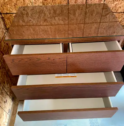 Commode IKEA MALM – 6 tiroirs avec dessus en verre – Très propre, View more