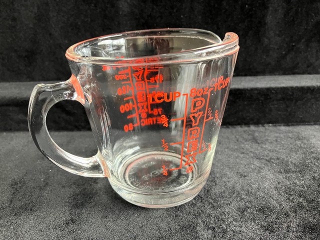 Vintage Pyrex 1-Cup Measuring Cup #508 with Red Lettering  dans Vaisselle et articles de cuisine  à Ville de Montréal - Image 2