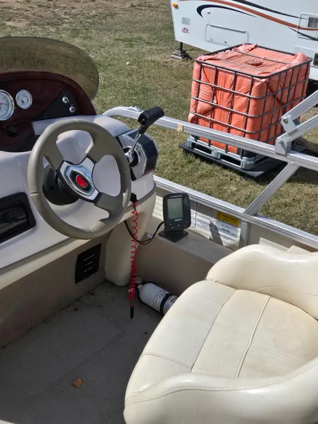 2012 21 ft Pontoon boat. Fishing barge with 60hp motor big foot. in Powerboats & Motorboats in Regina - Image 6