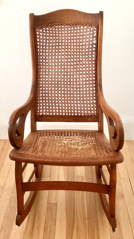 Antiquité. Collection Magnifique chaise berçante bois-cannage SG dans Art et objets de collection  à Lévis - Image 2