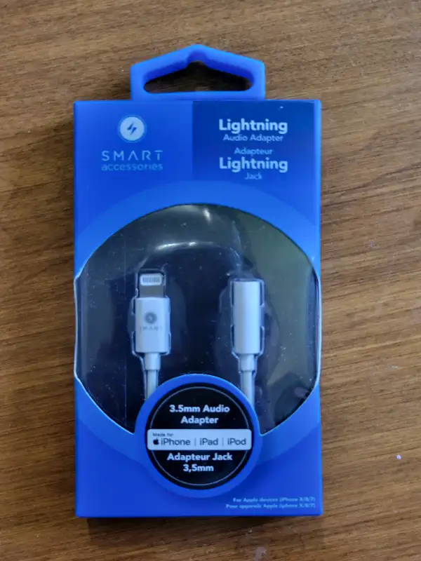 IPhone - 3.5mm converter in Cell Phone Accessories in Kingston - Image 2