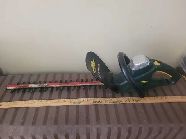Yardworks Electric Hedge Trimmer 18" Blade in Lawnmowers & Leaf Blowers in Ottawa - Image 2