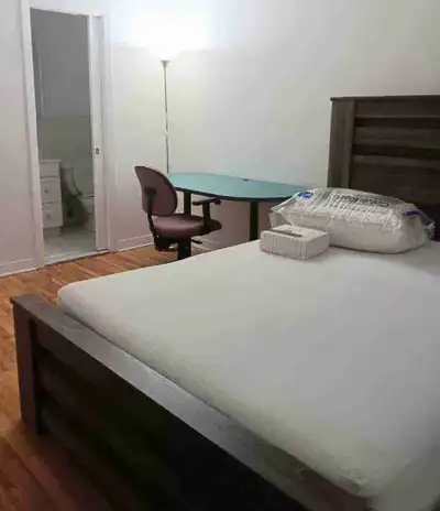Lit Queen avec matelas et table de chevet – 430 $ , View more