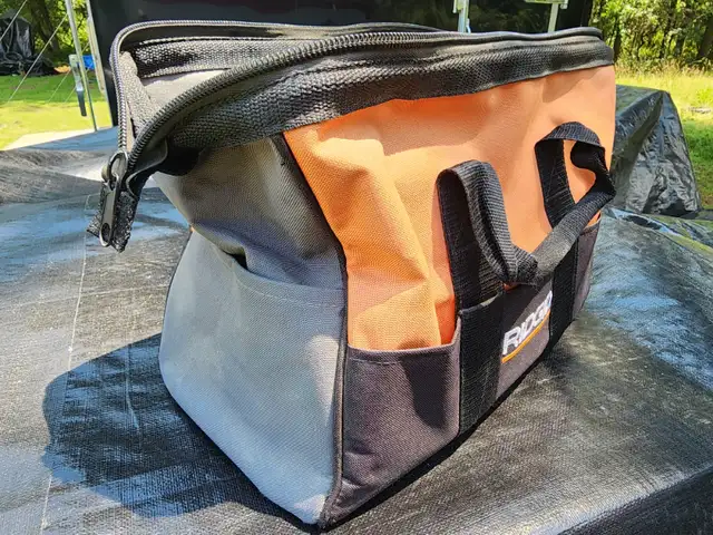 Ridgid Canvas Tool Bag With Zipper & 8 Pockets Inside 8 Outside in Tool Storage & Benches in Windsor Region - Image 3