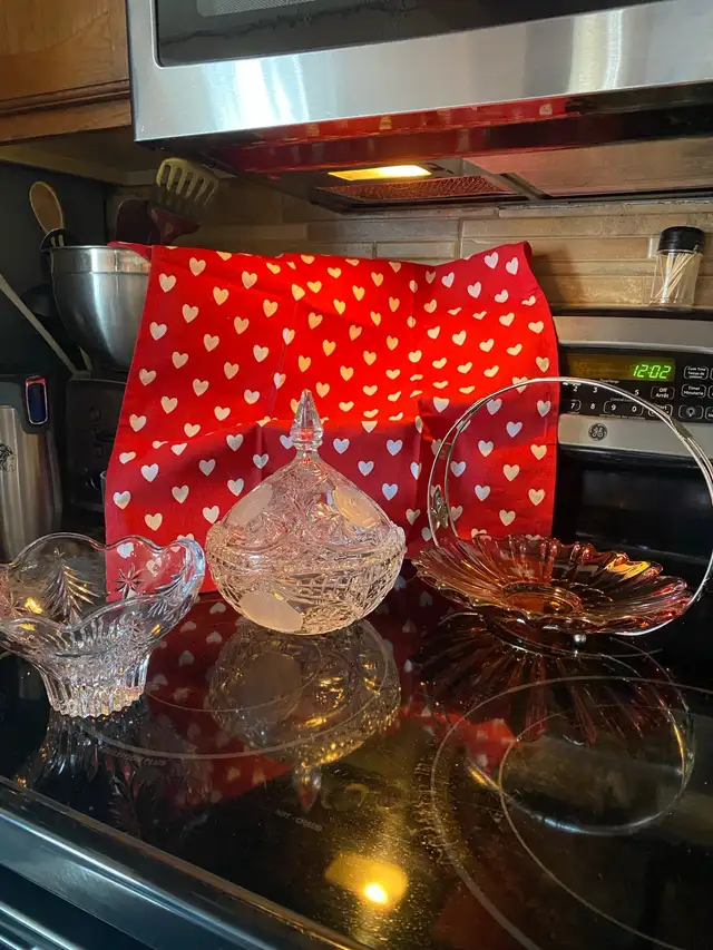 Various Crystal and Glass Items Priced Individually in Home Décor & Accents in Edmonton - Image 4