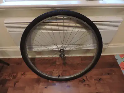 Roue de vélos 700 avant avec pneu et chambre à air., View more