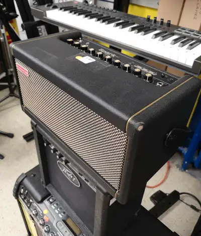 Ampli guitare intelligent de 40 watts et enceinte Bluetooth Marque : Positive Grid Modele : Spark 40...