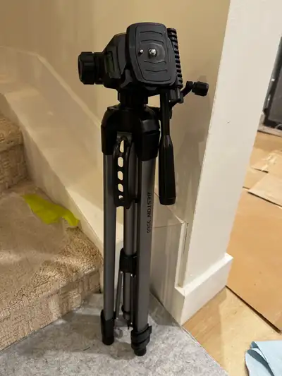 This is a used Beston 3560 tripod, perfect for photographers or videographers looking for a stable a...